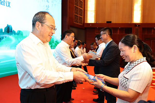 我省表彰2021年“10大名品”和绿色食品
“10强企业”、“20佳创新企业” 我省表彰2021年“10大名品”和绿色食品
“10强企业”、“20佳创新企业”